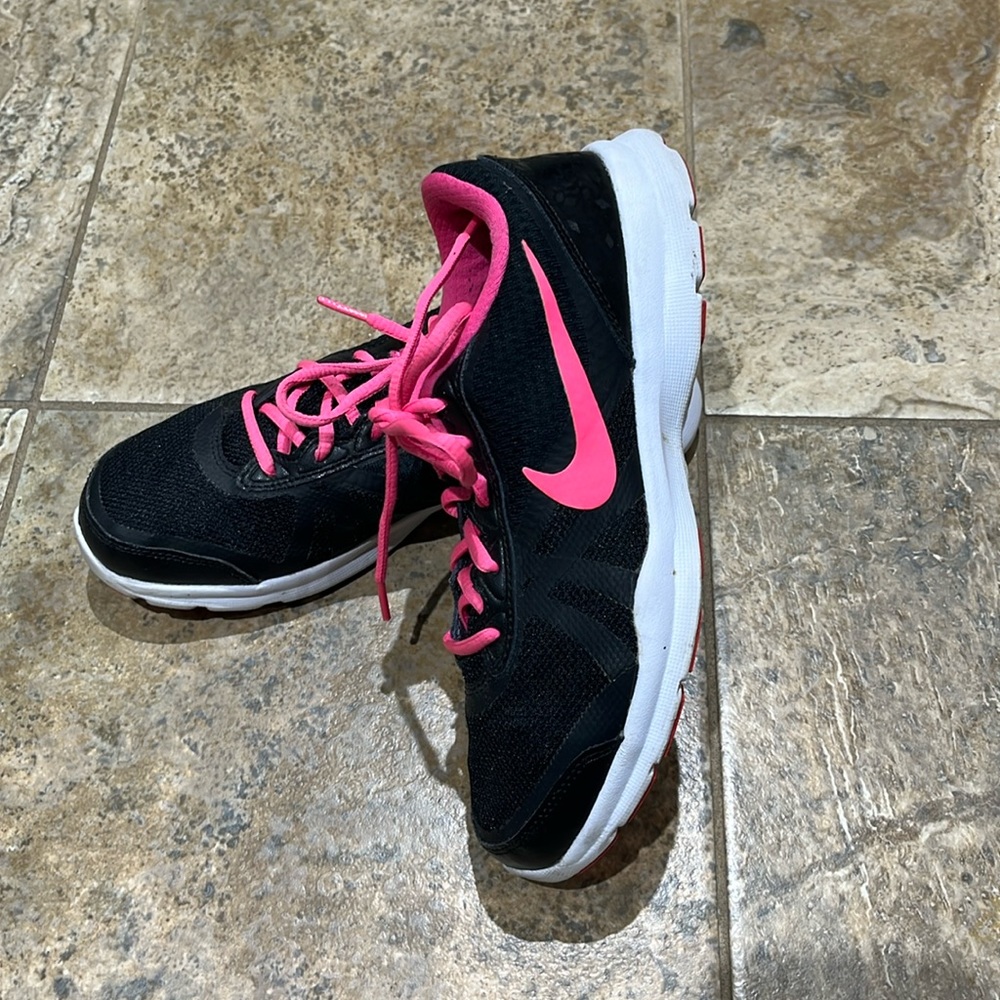 Nike women sneakers training core motion TR2 mesh running black / pink size 7.5